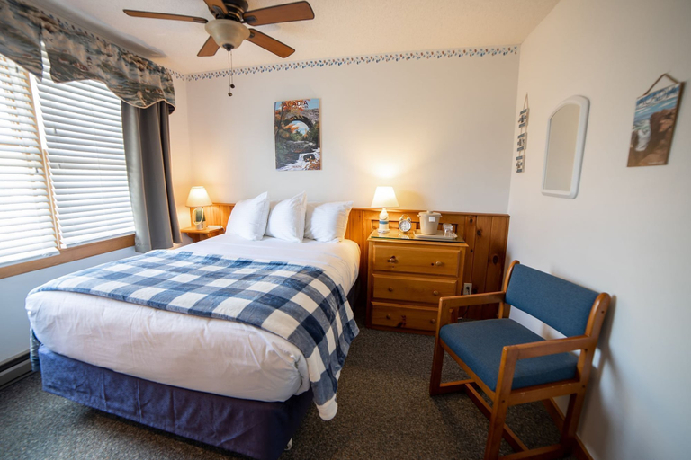 Bedroom 3, Isleview Motel and Cottages, Hancock
