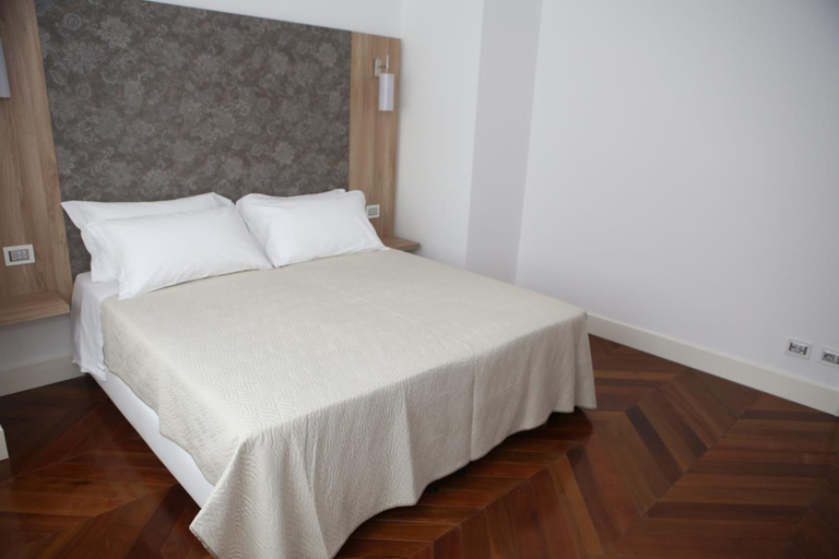 Bedroom 5, Champagne Rooms, Brescia