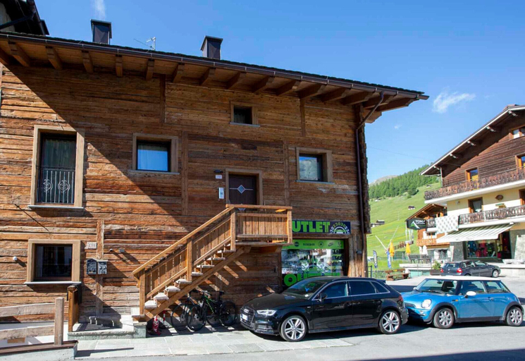 Exterior & Views