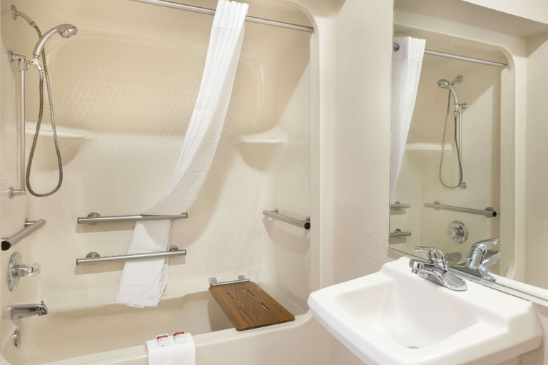 Bathroom 4, Baymont by Wyndham Winchester, Clark