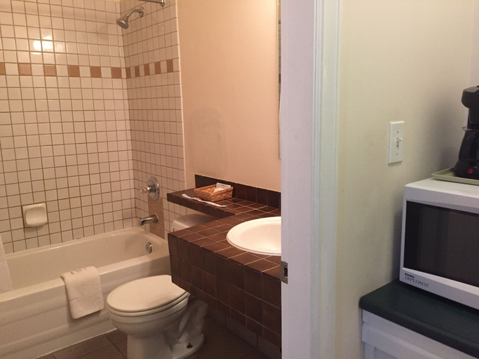 Bathroom 4, Hotel DeOro, Squamish-Lillooet