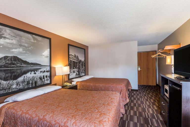 Bedroom 1, Super 8 by Wyndham Madison, Lake