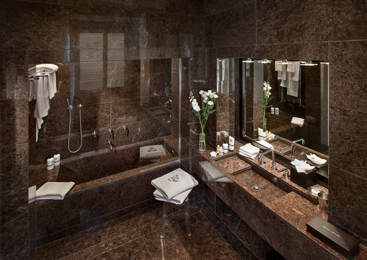 Bathroom 4, Palazzo Seneca, Perugia