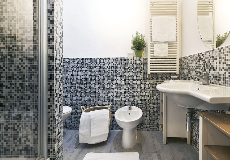 Bathroom, A Few Steps to The Duomo Beautiful 2BD Apt, Florence
