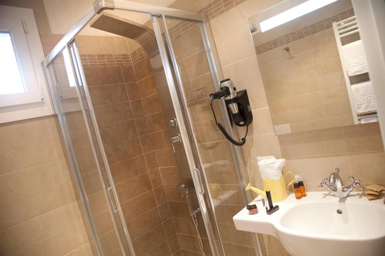 Bathroom 4, Hotel Britannia, Rimini