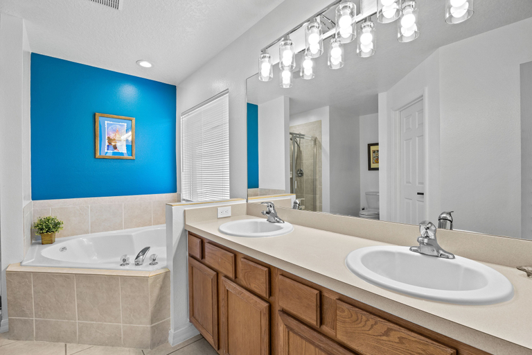 Bathroom 3, Re-Fresh and Have Fun, Osceola