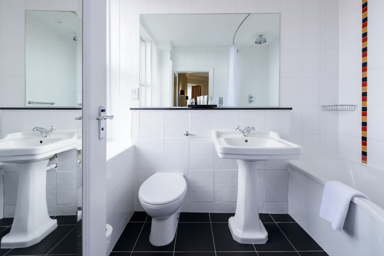 Bathroom, The Metropole Hotel