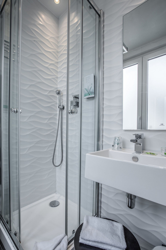 Bathroom 4, Hotel Prince Albert Wagram, Paris