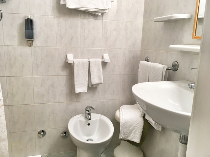 Bathroom 4, Hotel Mayola, Imperia