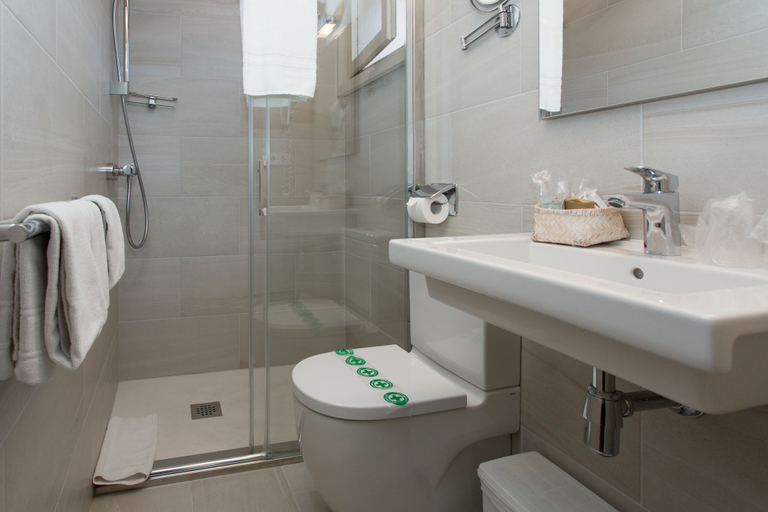 Bathroom 4, Hostal de la Plaça, Barcelona