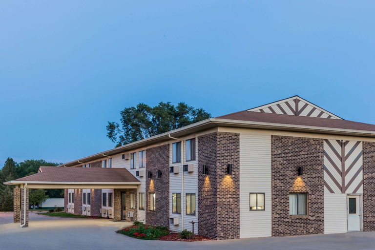 Exterior & Views 2, Super 8 by Wyndham Madison, Lake
