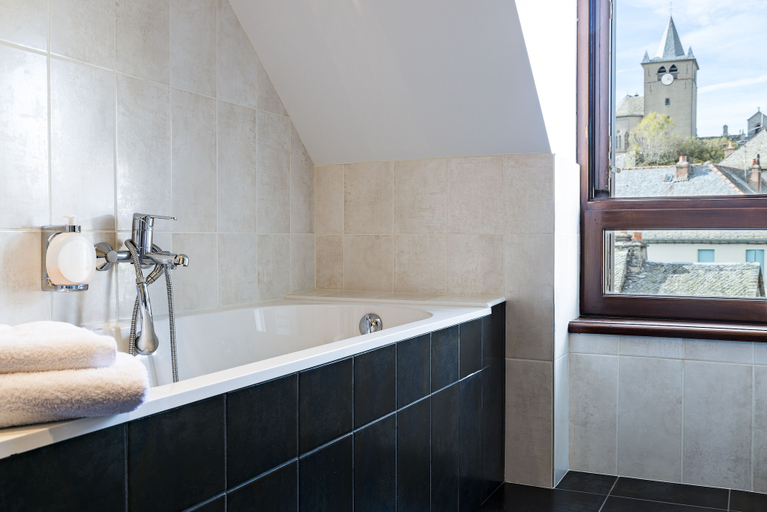 Bathroom 4, Le Regis, Aveyron
