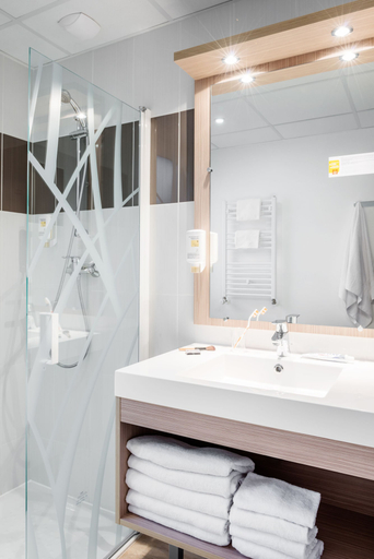 Bathroom 4, Aparthotel Adagio Access Paris Clichy, Hauts-de-Seine