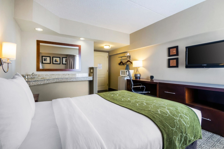 Bedroom 3, Comfort Suites at Woodbridge, Union