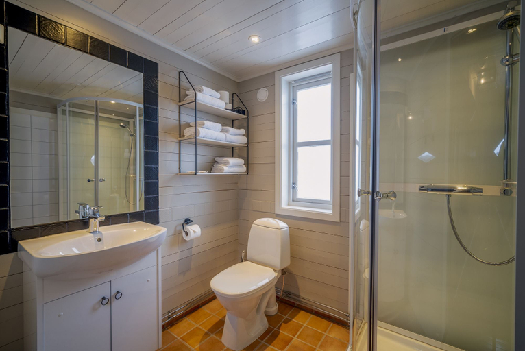 Bathroom, Nyvågar Rorbuhotell - by Classic Norway Hotels, Vågan