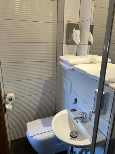 Bathroom 4, Hotel Pasa Paradies, Main-Kinzig-Kreis