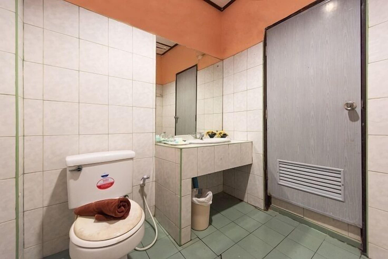 Bathroom 4, Baan Karon Hill Phuket Resort, Pulau Phuket