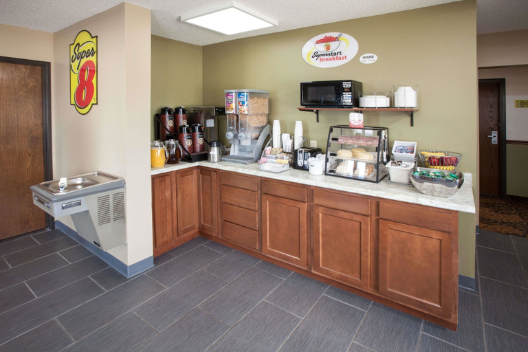 Food & Drinks 4, Super 8 by Wyndham Dwight, Grundy