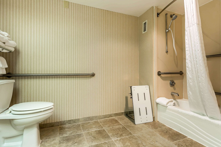 Bathroom 5, Quality Inn Summerville-Charleston, Berkeley