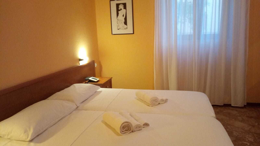 Bedroom 3, Hotel Primarosa, Parma