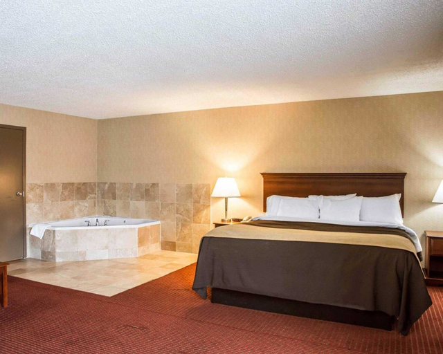 Bedroom 3, Quality Inn Springboro West, Warren