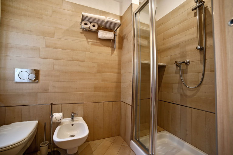 Bathroom 4, Hotel Souvenir, La Spezia