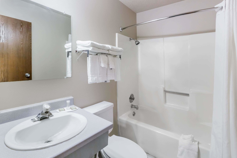 Bathroom 5, Super 8 by Wyndham Madison, Lake