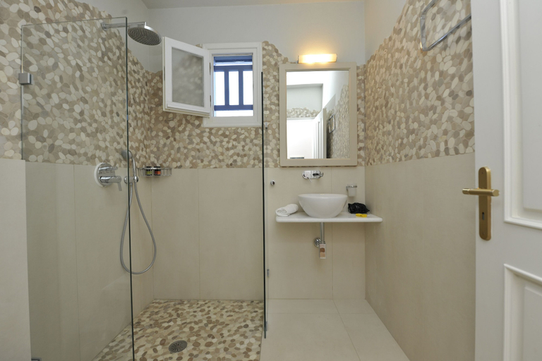 Bathroom 5, Ammos Naxos, South Aegean
