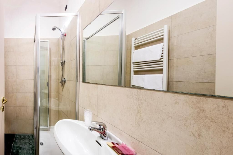 Bathroom 4, Hotel Colucci, Avellino