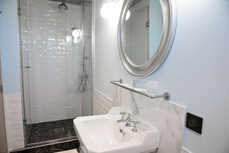 Bathroom 4, Auberge la Renaissance, Val-d'Oise