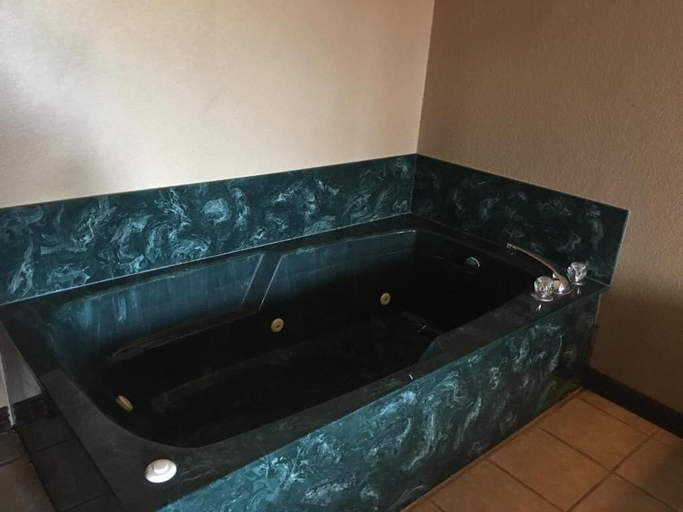 Bathroom 3, Day N Night Inn, Bell