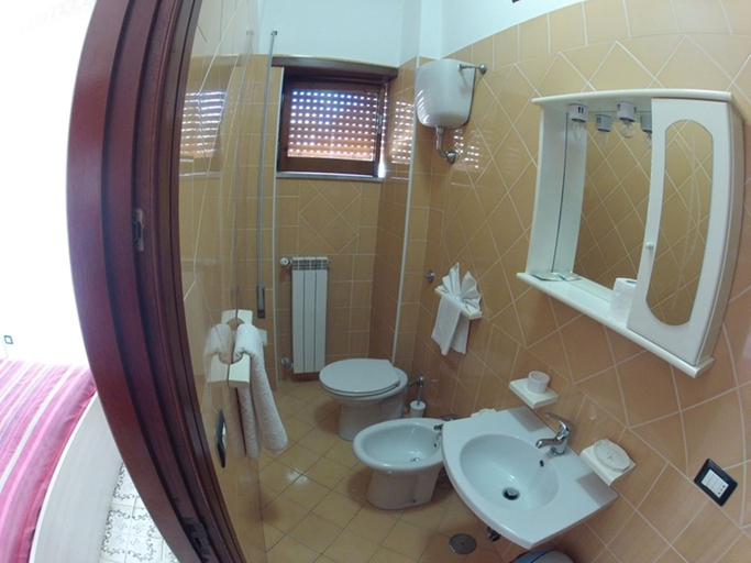 Bathroom 5, Hotel Aurora, Latina