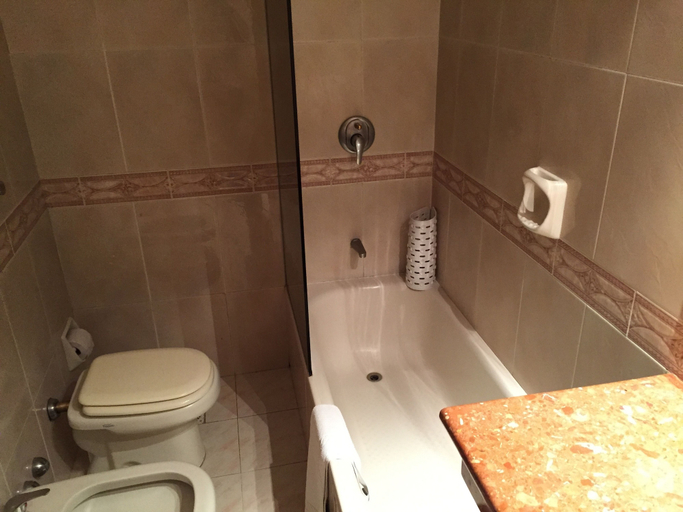 Bathroom 5, Crystal Palace, Montevideo