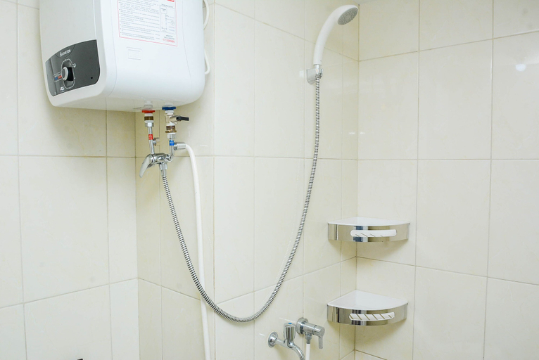 Bathroom 5, Relaxing Studio at Springlake Sumarecon Bekasi Apartment By Travelio, Bekasi