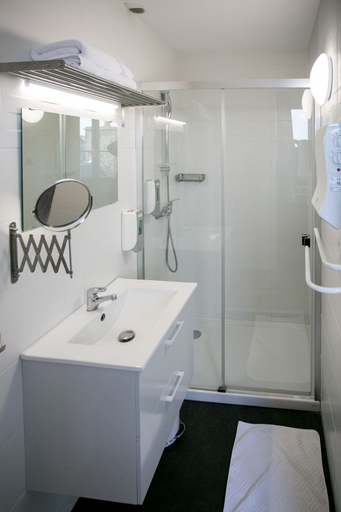 Bathroom 5, Le Cotentin Appart'hôtels & Restaurant 'le Cot', Manche