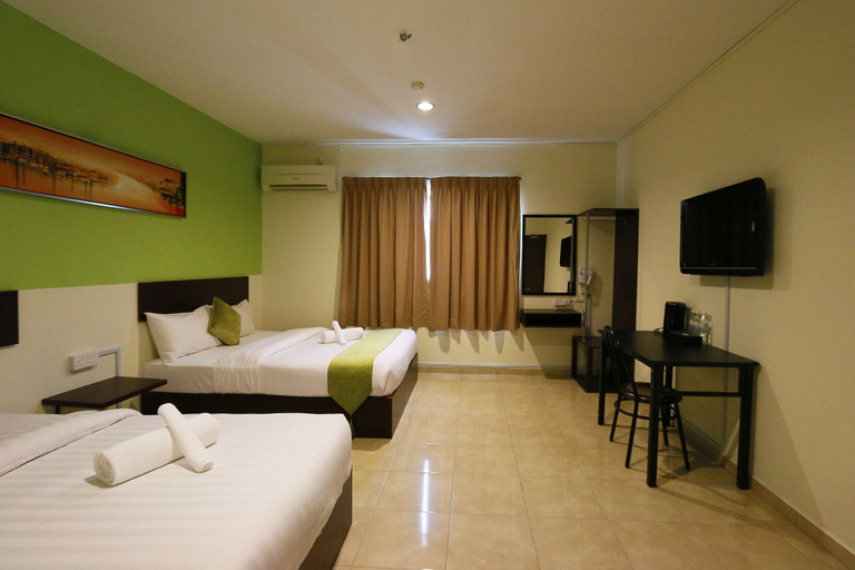 Bedroom 2, Swing & Pillows @ Golden Roof Hotel Falim, Ipoh, Kinta