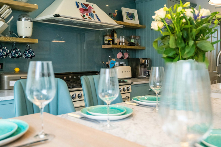 Food & Drinks, Immaculate Designer Home in Wandsworth, London