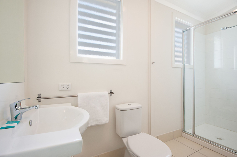 Bathroom 5, La Costa Motel, Gold Coast