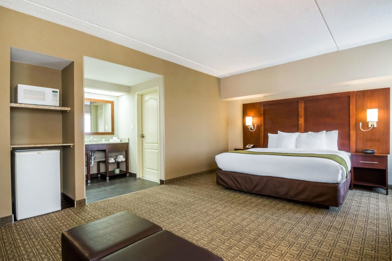 Bedroom 3, Comfort Suites at Woodbridge, Union