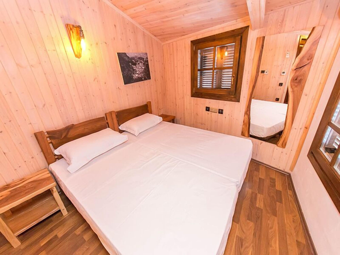 Bedroom 4, Heraklis Hotel, Beratit