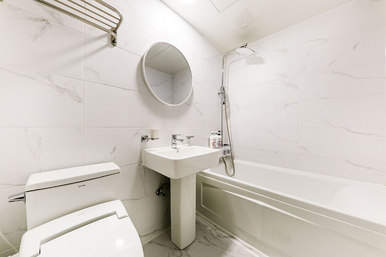 Bathroom 4, Hotel Box, Dong