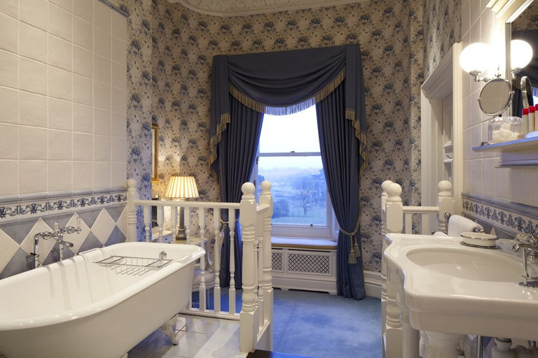 Bathroom 5, Kilworth House hotel & Theatre, Leicestershire