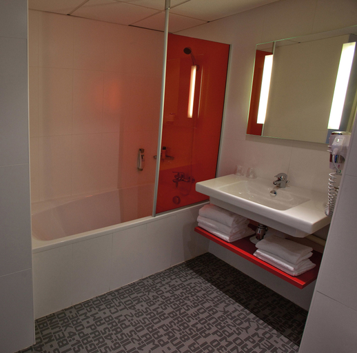 Bathroom 4, ibis Styles Toulouse Cite Espace, Haute-Garonne