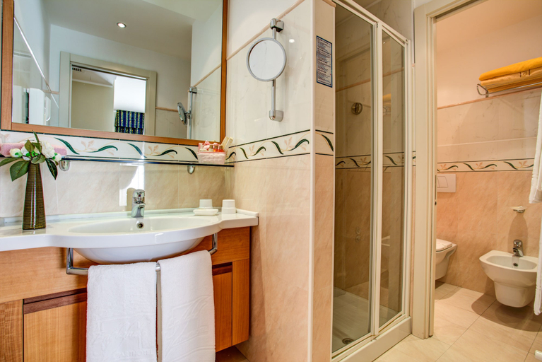 Bathroom 3, Aparthotel England, Rimini