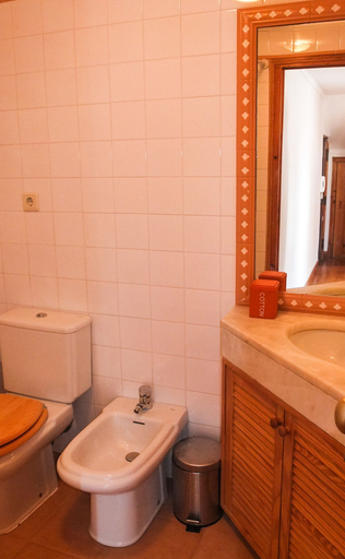 Bathroom 4, Quiet and Sunny central Lisbon apartment, Lisbon