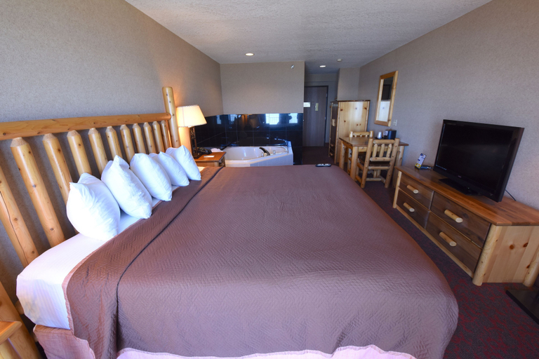 Bedroom 3, Bridge Vista Beach - Hotel & Convention Center, Cheboygan