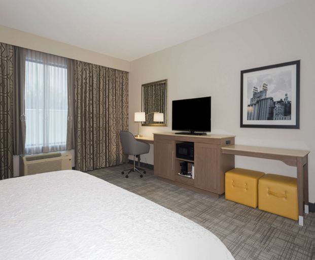 Bedroom 2, Hampton Inn & Suites Minneapolis University Area, Hennepin