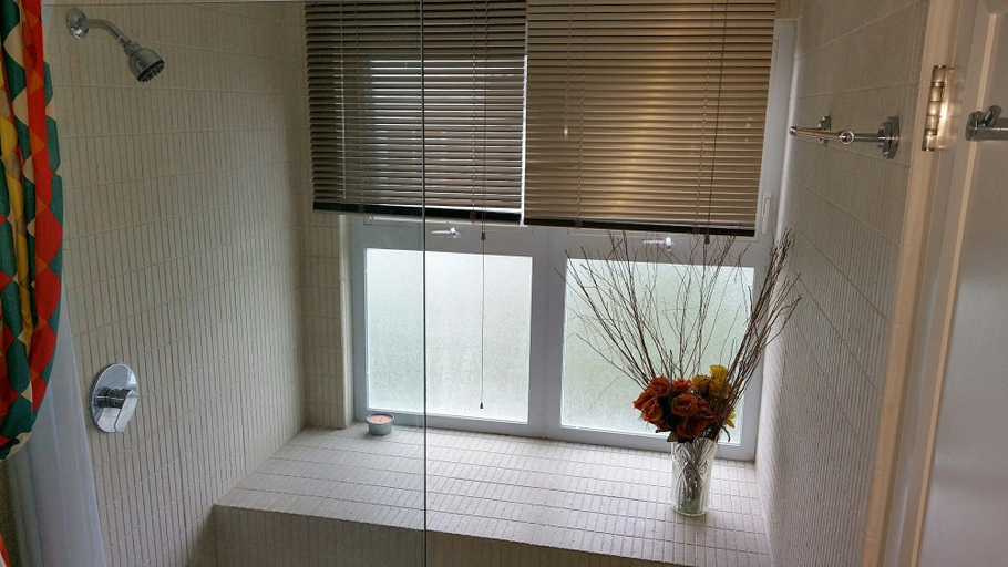Bathroom 3, Fern Court Apartment With Oceanic View