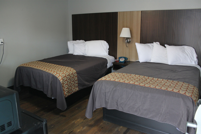 Bedroom 4, Route 62 Motel, Erie
