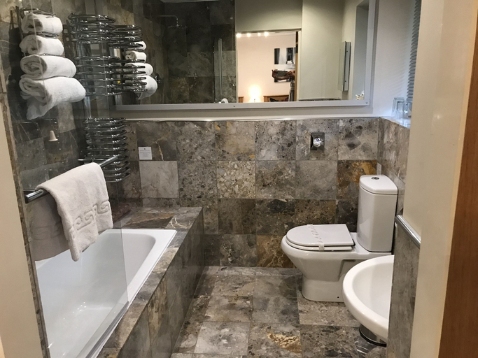 Bathroom 5, Barncroft Luxury Guest House, Solihull